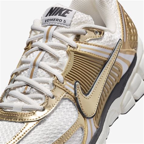 Metallic. Nike.com